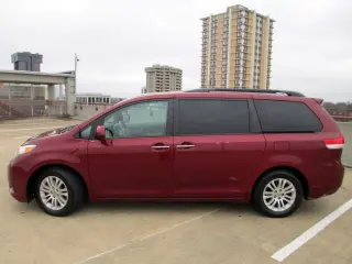 2011 TOYOTA SIENNA