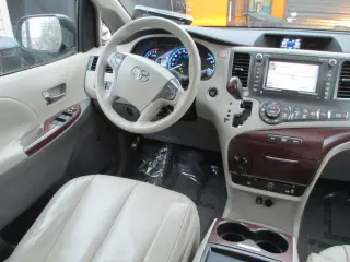 2011 TOYOTA SIENNA