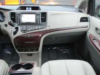 2011 TOYOTA SIENNA