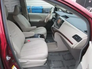 2011 TOYOTA SIENNA