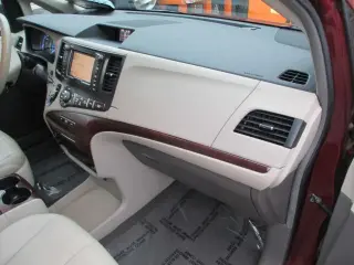 2011 TOYOTA SIENNA