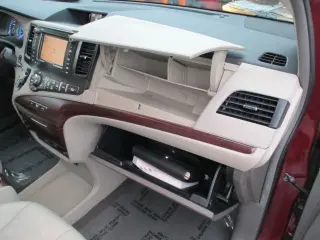 2011 TOYOTA SIENNA