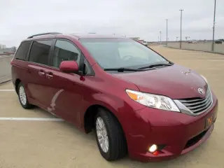 2011 TOYOTA SIENNA