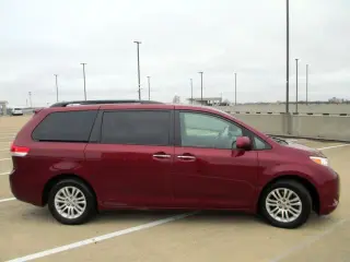2011 TOYOTA SIENNA