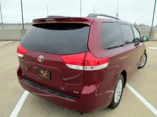 2011 TOYOTA SIENNA