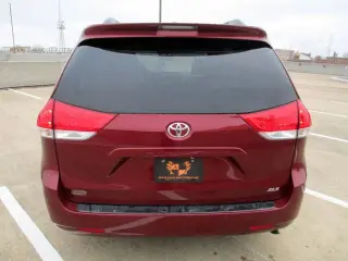 2011 TOYOTA SIENNA