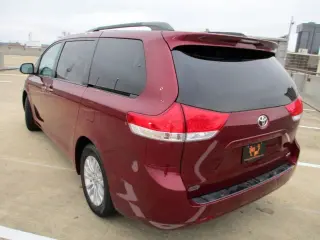2011 TOYOTA SIENNA
