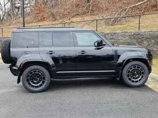 2026 Land Rover Defender 110 Octa Black
