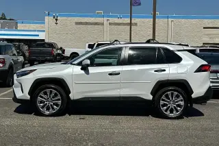 Toyota RAV4 2023 XLE Premium 4dr SUV