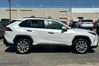 Toyota RAV4 2023 XLE Premium 4dr SUV