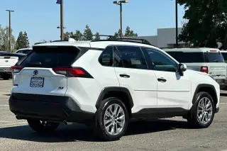 Toyota RAV4 2023 XLE Premium 4dr SUV