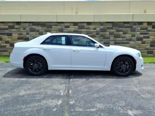 Chrysler 300 2023 AWD Touring L 4dr Sedan