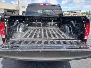 Ram 1500 Classic 2021 4x4 Tradesman 4dr Crew Cab 5.5 ft. SB Pickup