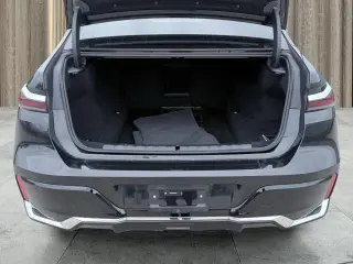 2025 BMW 740i