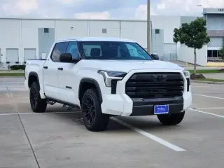 Toyota Tundra 2022 4x4 SR5 4dr CrewMax Cab Pickup SB