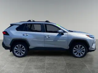 Toyota RAV4 2024 AWD XLE Premium 4dr SUV