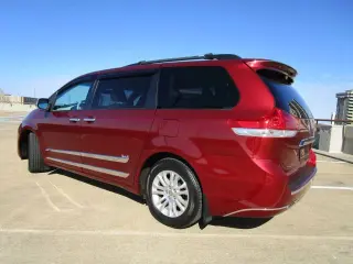 2011 TOYOTA SIENNA