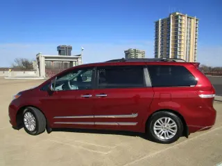 2011 TOYOTA SIENNA