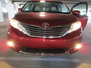2011 TOYOTA SIENNA