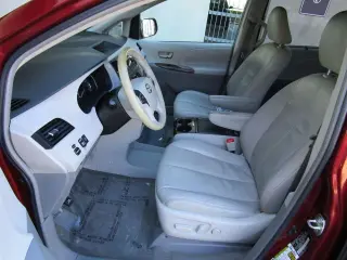 2011 TOYOTA SIENNA