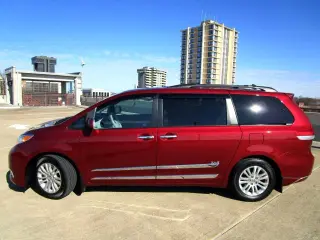 2011 TOYOTA SIENNA