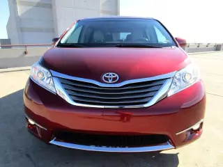 2011 TOYOTA SIENNA
