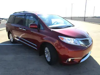 2011 TOYOTA SIENNA