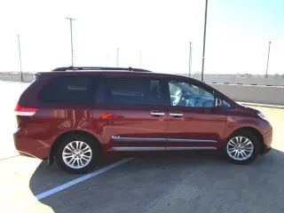 2011 TOYOTA SIENNA