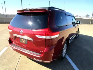 2011 TOYOTA SIENNA