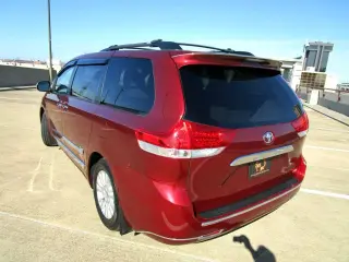 2011 TOYOTA SIENNA