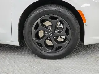 Chrysler Pacifica Plug-In Hybrid 2024 Road Tripper 4dr Mini-Van