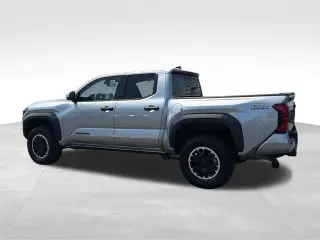 Toyota Tacoma 2024 4x4 SR5 4dr Double Cab 5.0 ft SB