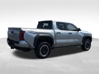 Toyota Tacoma 2024 4x4 SR5 4dr Double Cab 5.0 ft SB