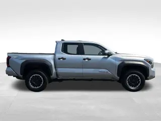 Toyota Tacoma 2024 4x4 SR5 4dr Double Cab 5.0 ft SB