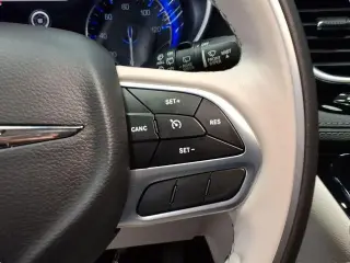 Chrysler Pacifica 2020 Limited Red S 4dr Mini-Van