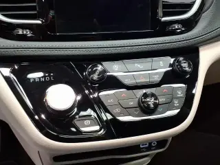 Chrysler Pacifica 2020 Limited Red S 4dr Mini-Van