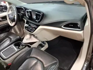 Chrysler Pacifica 2020 Limited Red S 4dr Mini-Van