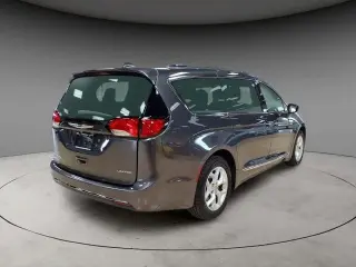 Chrysler Pacifica 2020 Limited Red S 4dr Mini-Van