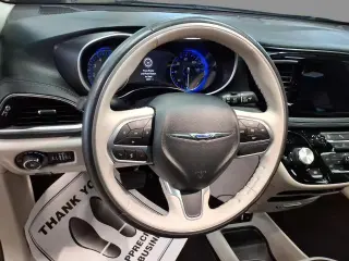 Chrysler Pacifica 2020 Limited Red S 4dr Mini-Van