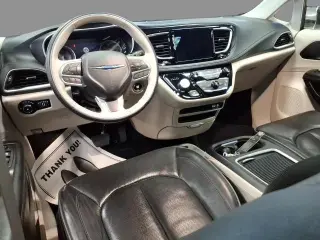 Chrysler Pacifica 2020 Limited Red S 4dr Mini-Van