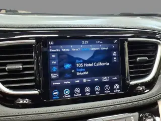 Chrysler Pacifica 2020 Limited Red S 4dr Mini-Van