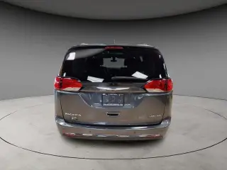 Chrysler Pacifica 2020 Limited Red S 4dr Mini-Van