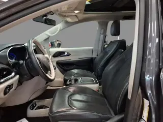 Chrysler Pacifica 2020 Limited Red S 4dr Mini-Van