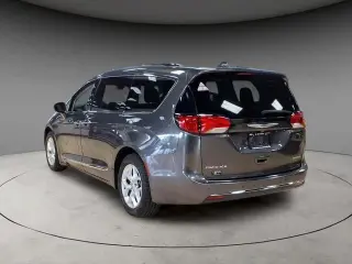 Chrysler Pacifica 2020 Limited Red S 4dr Mini-Van