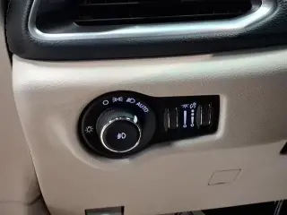 Chrysler Pacifica 2020 Limited Red S 4dr Mini-Van