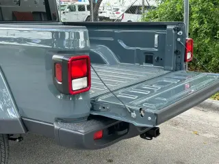 Jeep Gladiator 2025 4x4 Sport 4dr Crew Cab 5.0 ft. SB