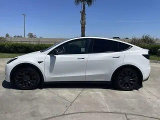 Tesla Model Y 2023 AWD Performance 4dr Crossover
