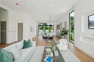 Propiedad en alquiler con 4 habitaciones y 2 baños en Miami