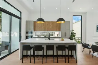 Propiedad en alquiler con 4 habitaciones y 2 baños en Miami