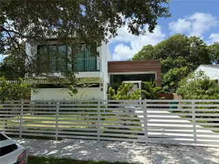 Propiedad en alquiler con 5 habitaciones y 5 baños en Miami